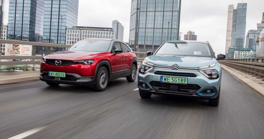 Mazda MX-30 i Citroen e-C4 przody w ruchu