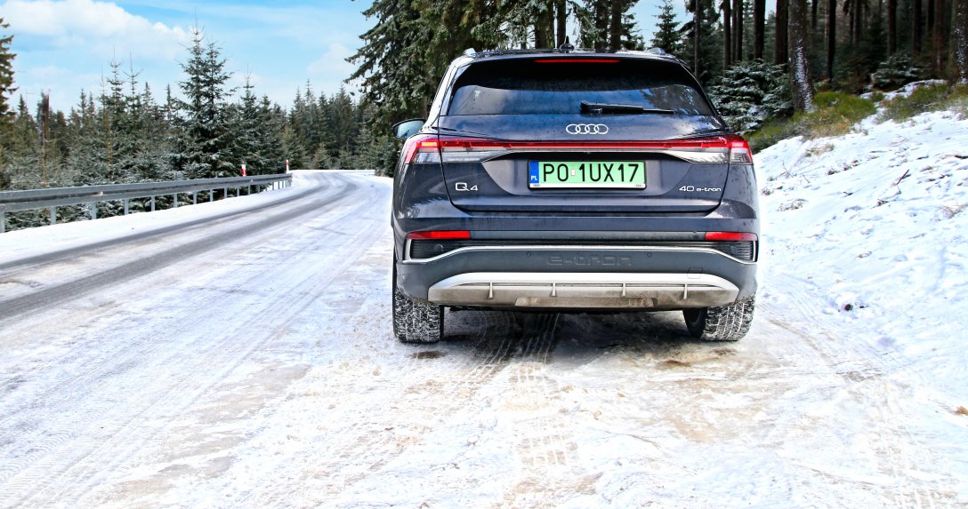 Audi Q4 e-tron 40 S line – tył na śniegu