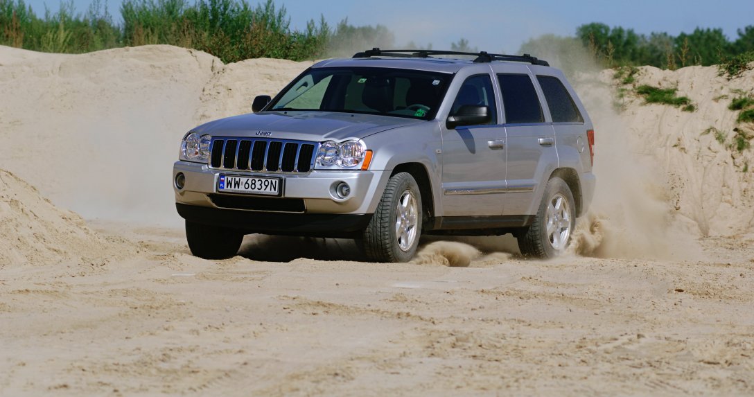 Jeep Grand Cherokee WK bok w terenie na piasku