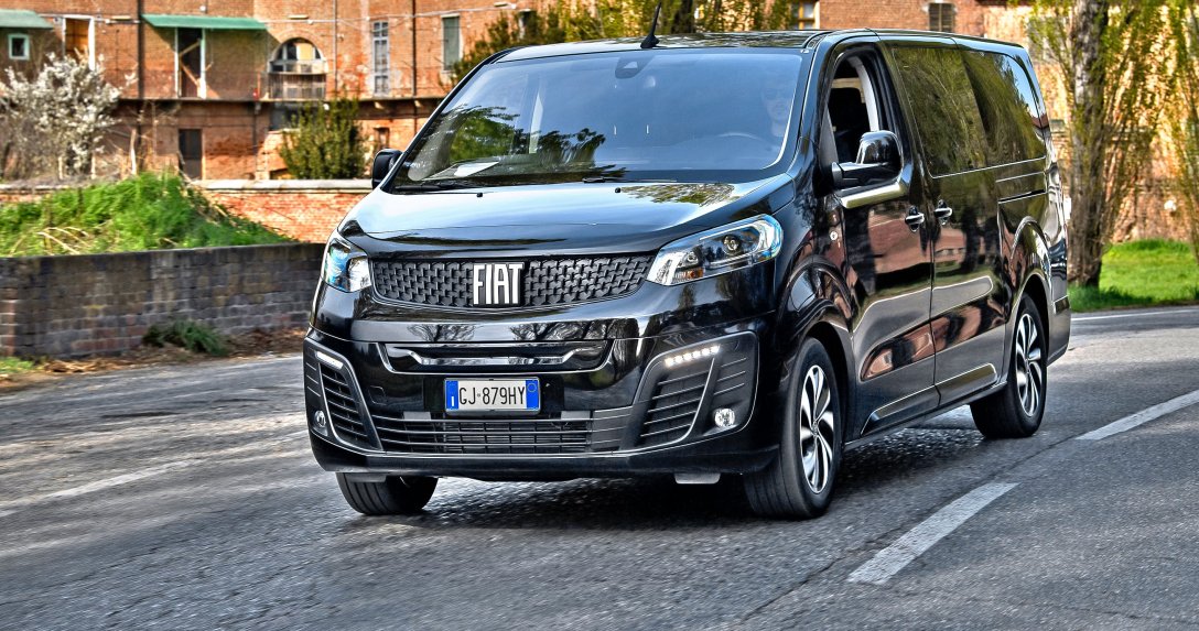 Fiat E-Ulysse – przód i bok na ulicy w mieści