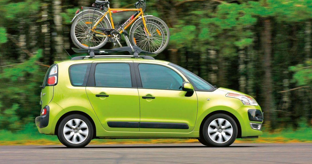 Auto jadace z rowerami na dachu