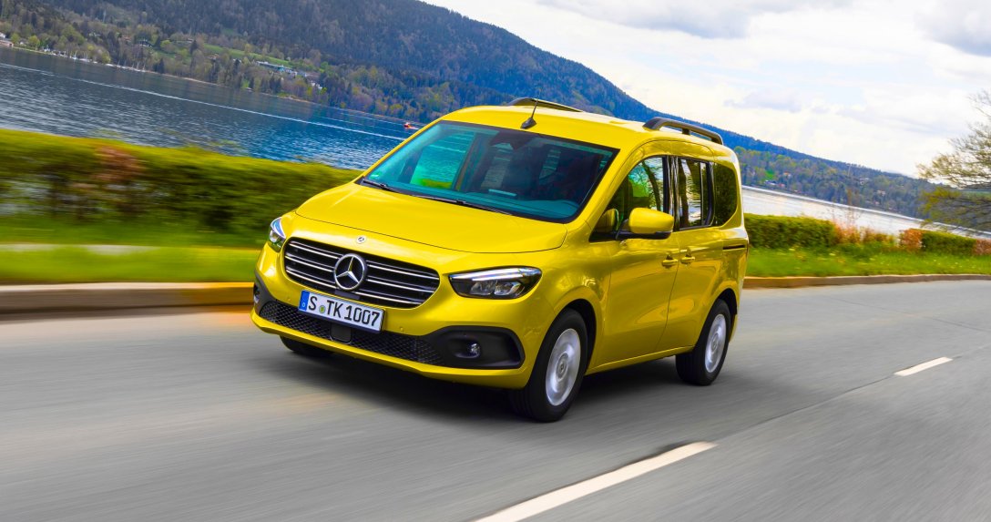Mercedes klasy T w ruchu – przód i bok