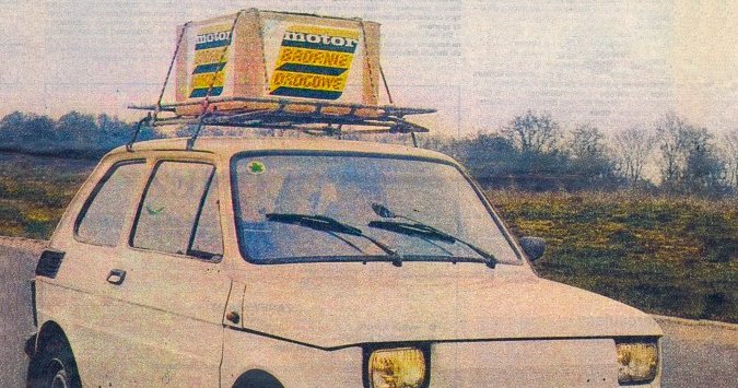 Fiat 126p z załadowanym bagażnikiem dachowym w teście tygodnika "Motor"