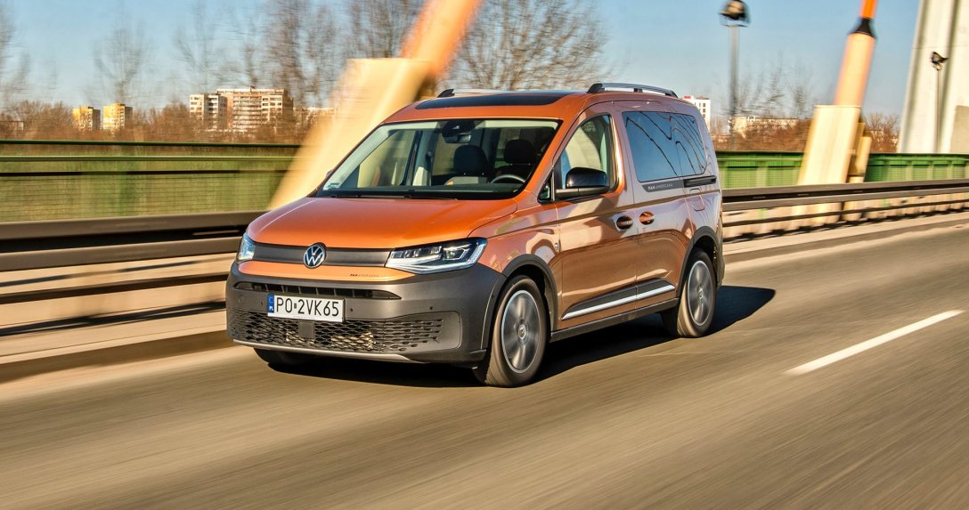 Volkswagen Caddy PanAmericana 2.0 TDI 4Motion – przód i bok w ruchu