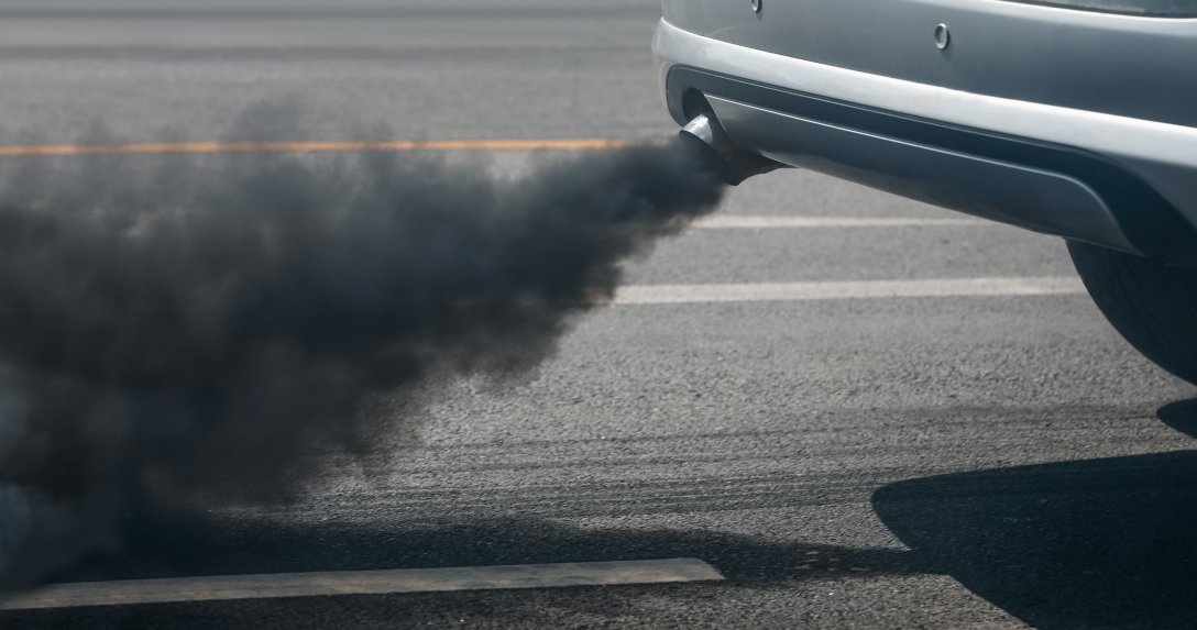 Dymiące auto
