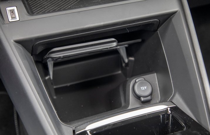 Citroen e-C4 - wnęka