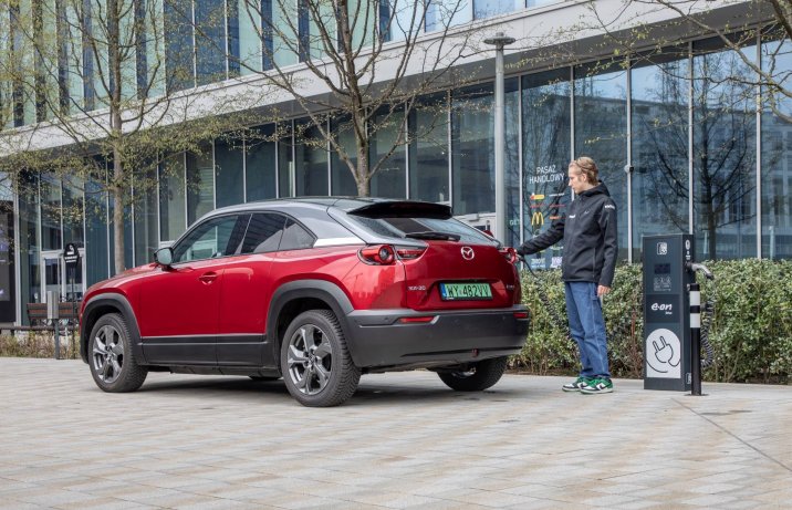 Mazda MX-30 - ładowanie