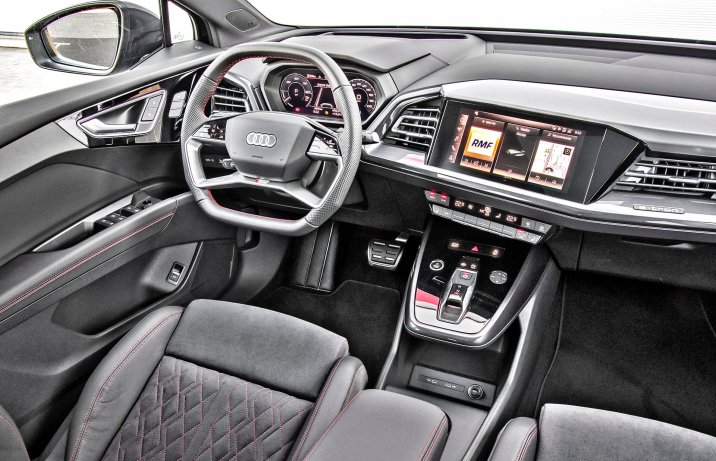 Audi Q4 e-tron 40 S line – deska rozdzielcza