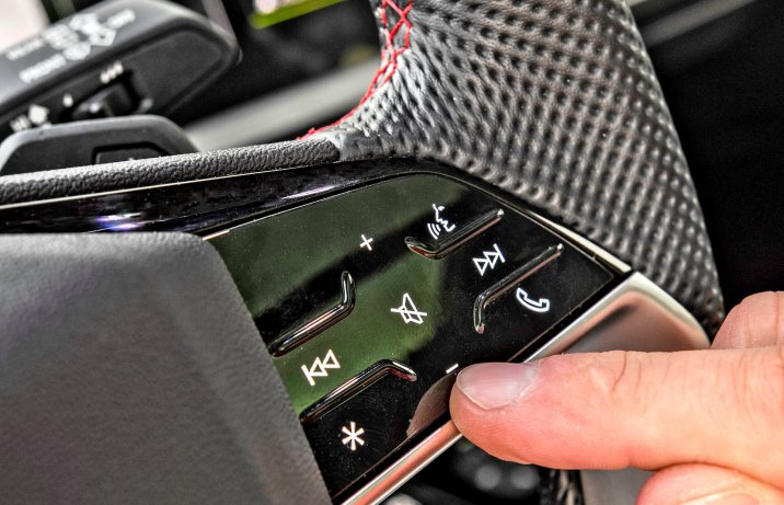 Audi Q4 e-tron 40 S line – sterowanie na kierownicy