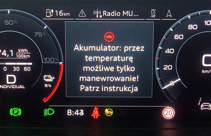 Audi Q4 e-tron 40 S line – komunikat na wyświetlaczu o stanie akumulatora