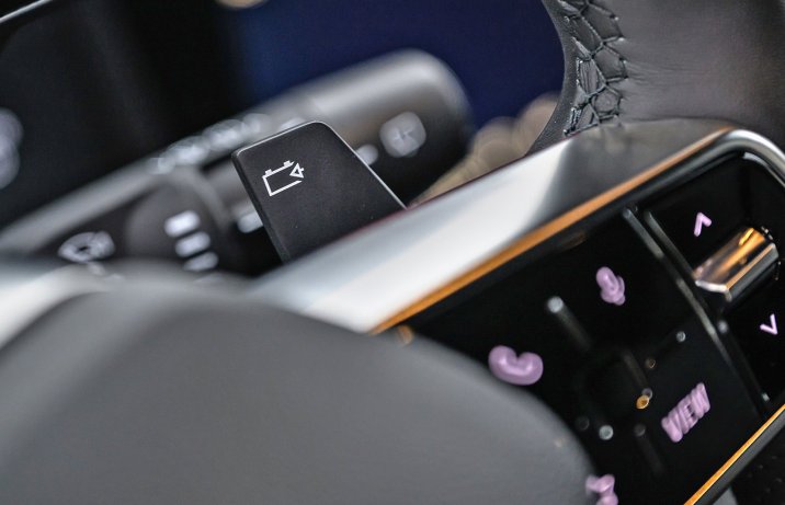 Renault Megane E-Tech – dźwignia do sterowania układem odzyskiwania energii