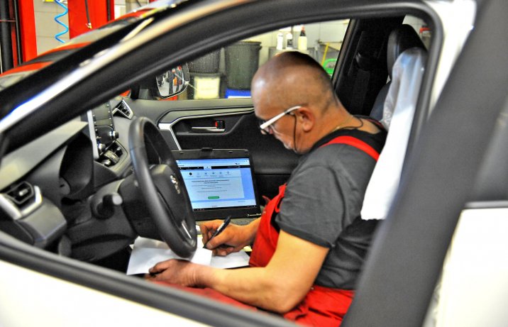 mechanik z laptopem w aucie Toyoty