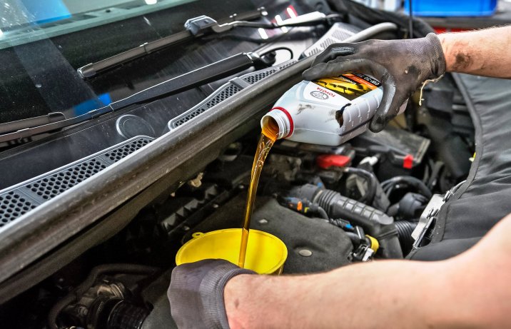 dolewanie oleju do silnika