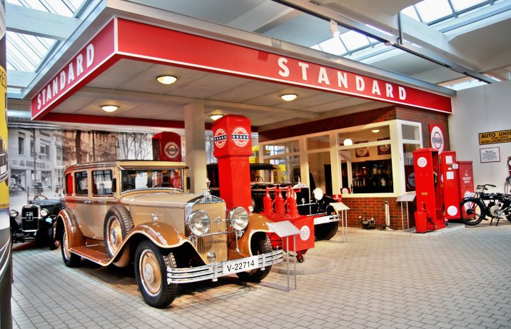 naturalnej wielkości makieta stacji benzynowej w August Horch Museum