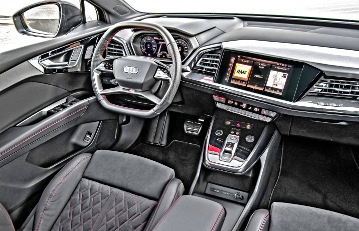 Audi Q4 e-tron 40 S line – deska rozdzielcza