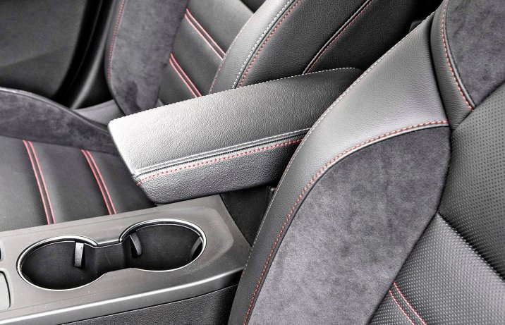 Renault Arkana E-Tech 145 R.S. Line – podłokietnik z przodu