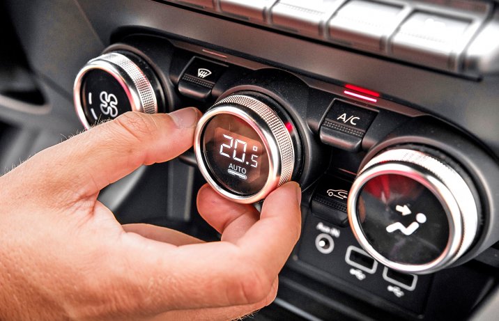 Renault Arkana E-Tech 145 R.S. Line – pokrętło klimatyzacji