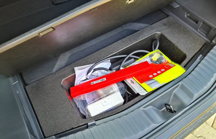 Subaru Solterra – schowek pod podłogą bagażnika