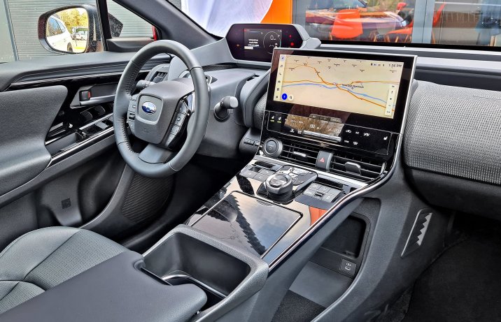 Subaru Solterra – kokpit