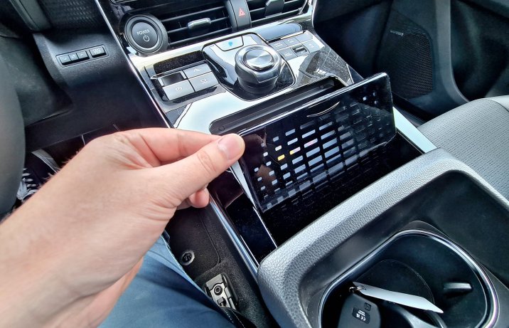 Subaru Solterra – wnęka z ładowarką w konsoli