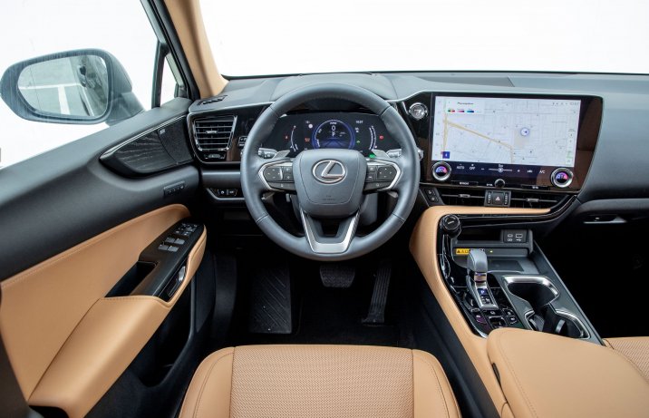 Lexus NX - kokpit