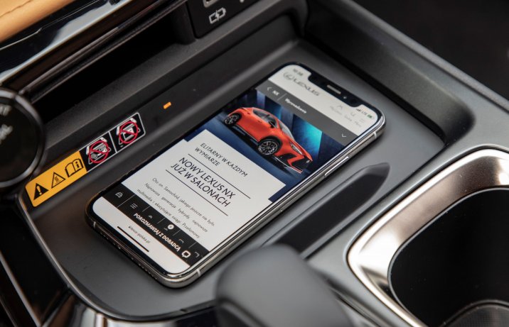 Lexus NX - ładowarka indukcyjna