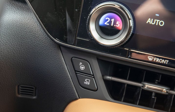 Lexus NX - pomoc w parkowaniu