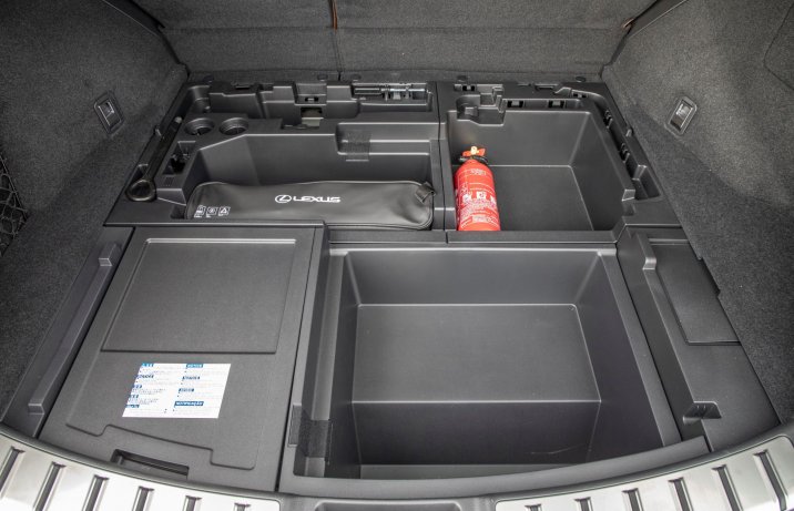 Lexus NX - pod bagażnikiem