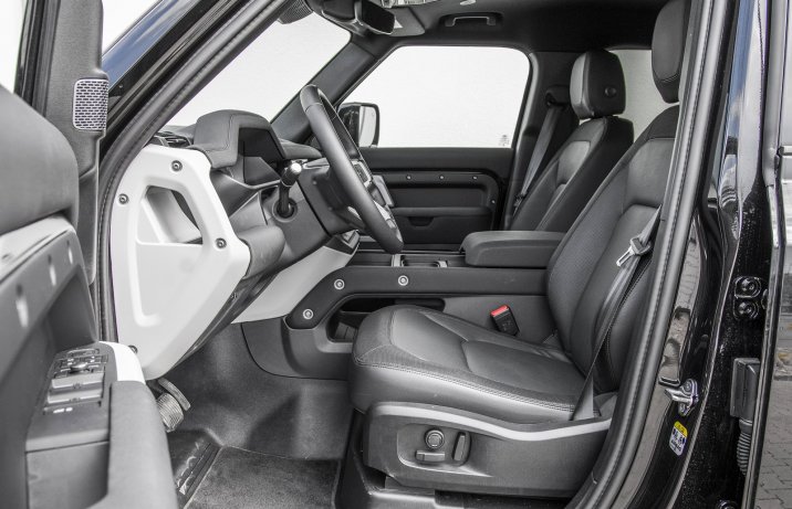 Land Rover Defender 110 P300 AWD Auto (2022) – fotele (przód)