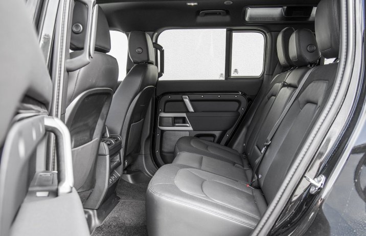 Land Rover Defender 110 P300 AWD Auto (2022) – kanapa (fotele tył)