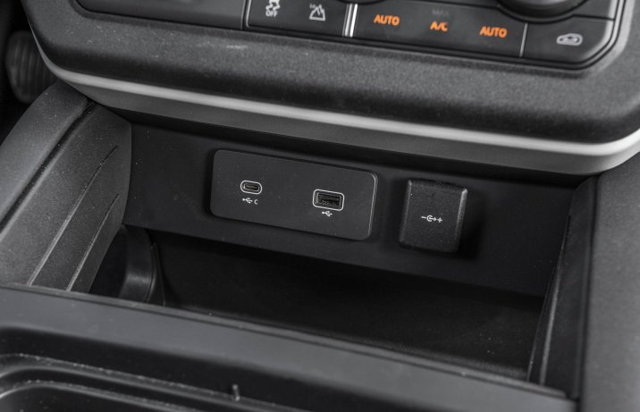 Land Rover Defender 110 P300 AWD Auto (2022) – gniazda USB