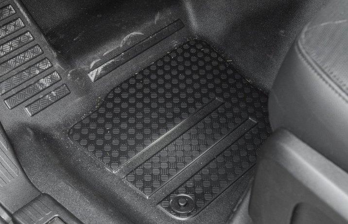 Land Rover Defender 110 P300 AWD Auto (2022) – wykładzina