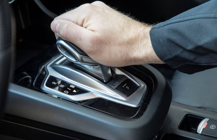 Renault Arkana - dźwignia automatu