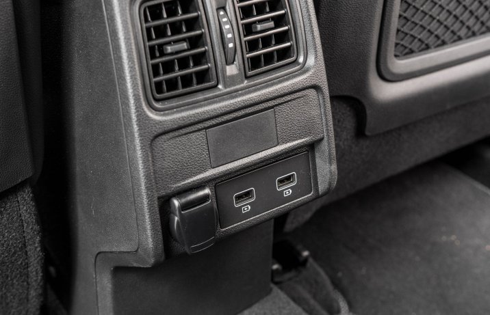 Renault Arkana - gniazdka z tyłu