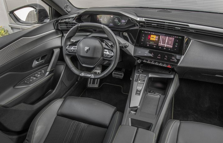 Peugeot 308 SW PureTech 130 KM S&S EAT8 (2022) – deska rozdzielcza, kokpit