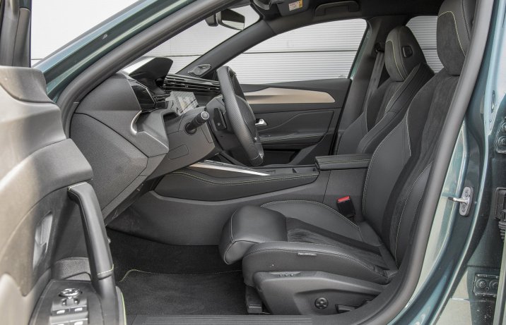 Peugeot 308 SW PureTech 130 KM S&S EAT8 (2022) – fotele, siedzenia przód