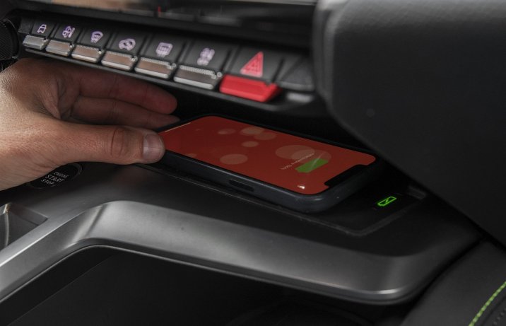 Peugeot 308 SW PureTech 130 KM S&S EAT8 (2022) – ładowarka bezprzewodowa (indukcyjna) dla smartfona