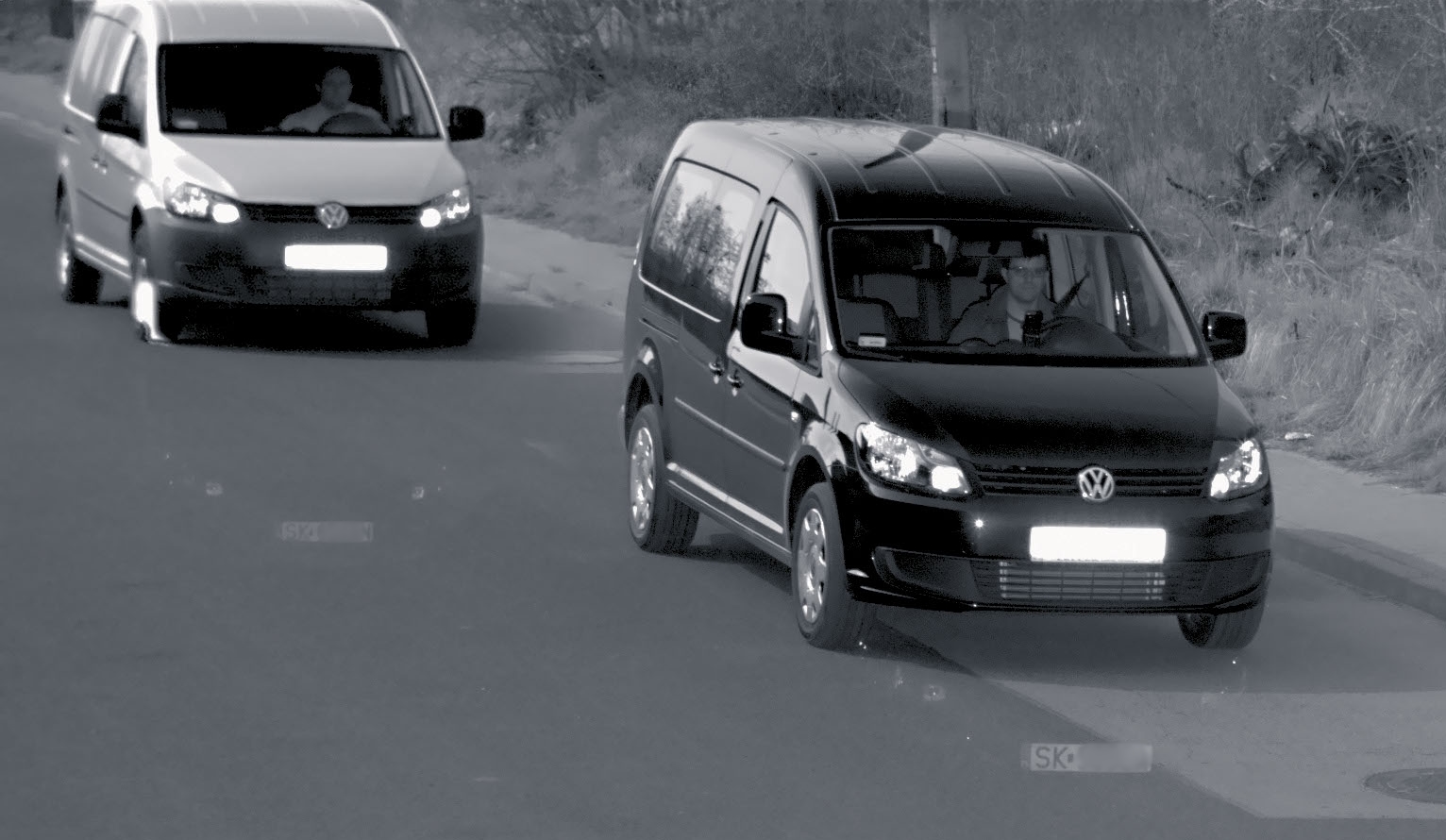 zdjęcie z fotoradaru auta jadące jedno za drugim