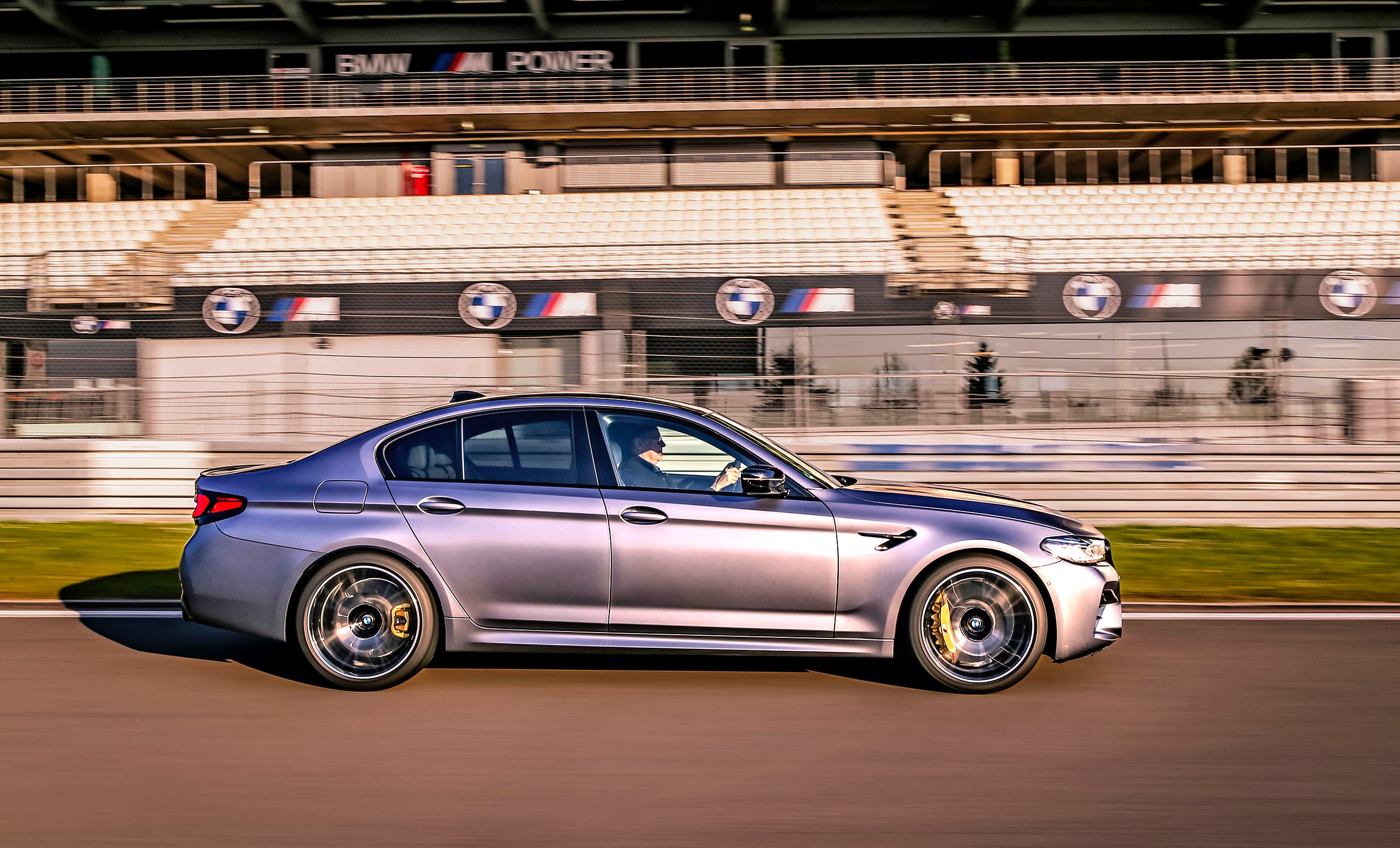BMW M5 Competition bok na torze