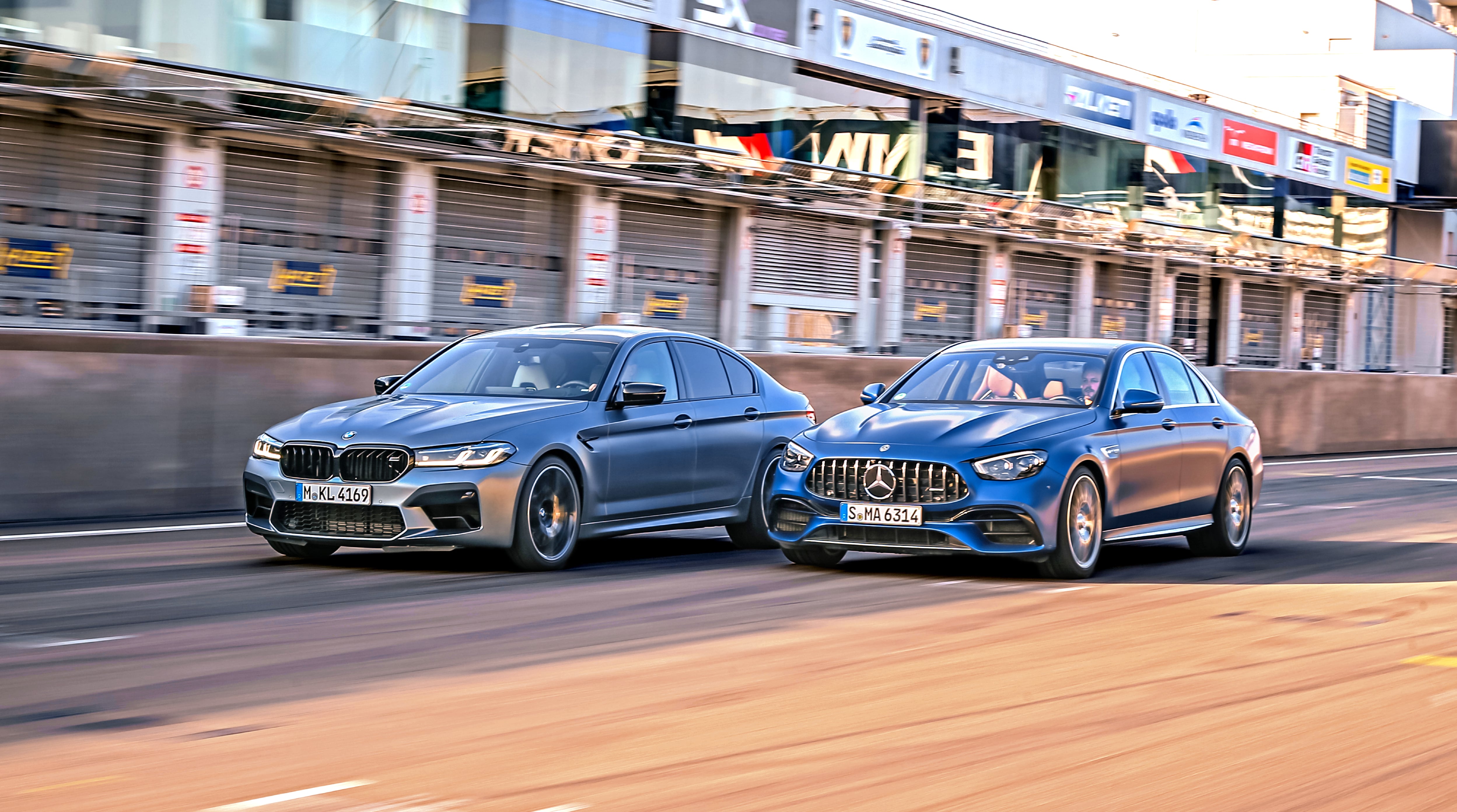 BMW M5 Competition i Mercedes-AMG E 63 S 4Matic+ na torze przody przy bandzie