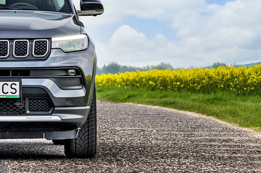 wlaczone swiatla na postoju