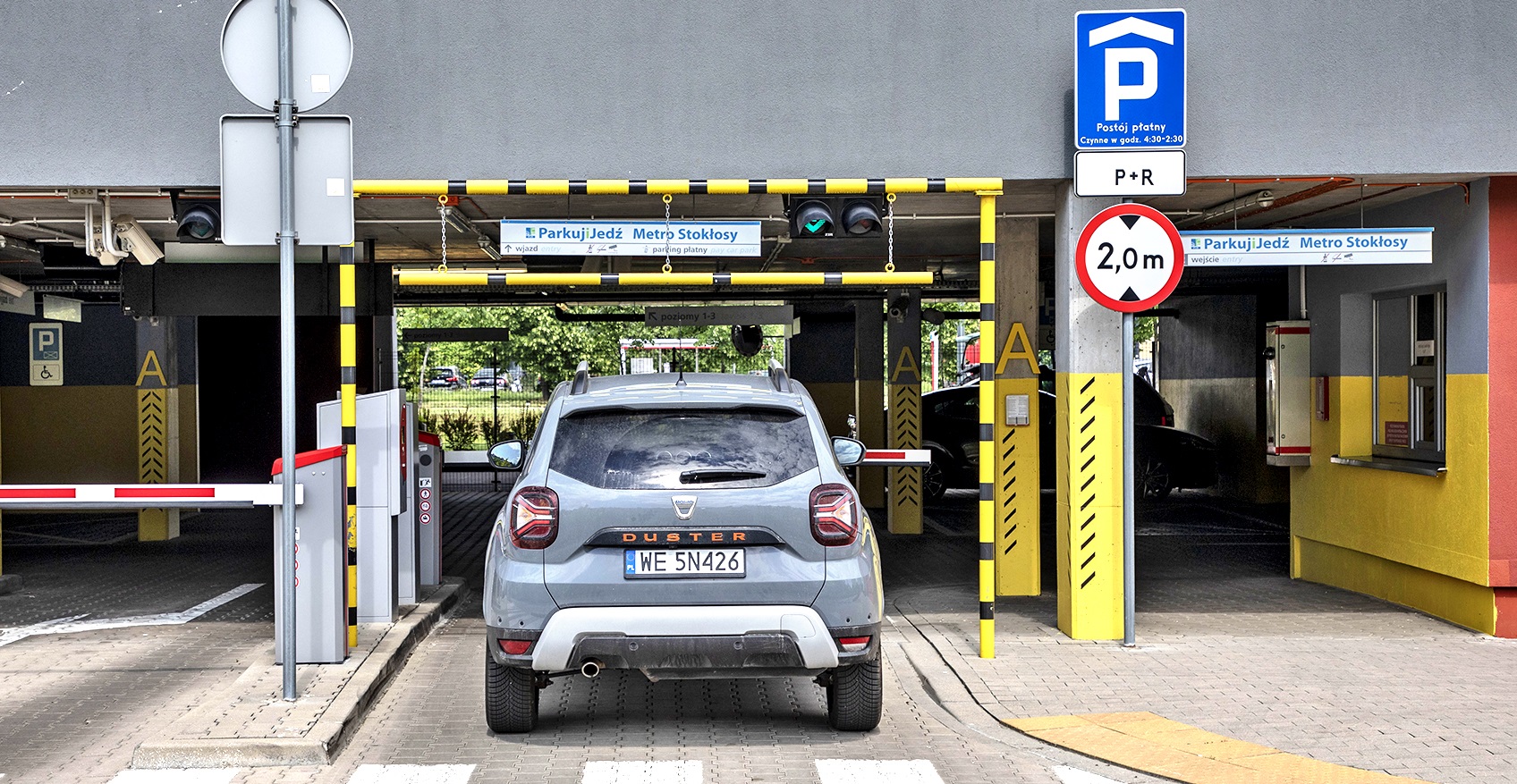 auto wjezdza do parkingu pr