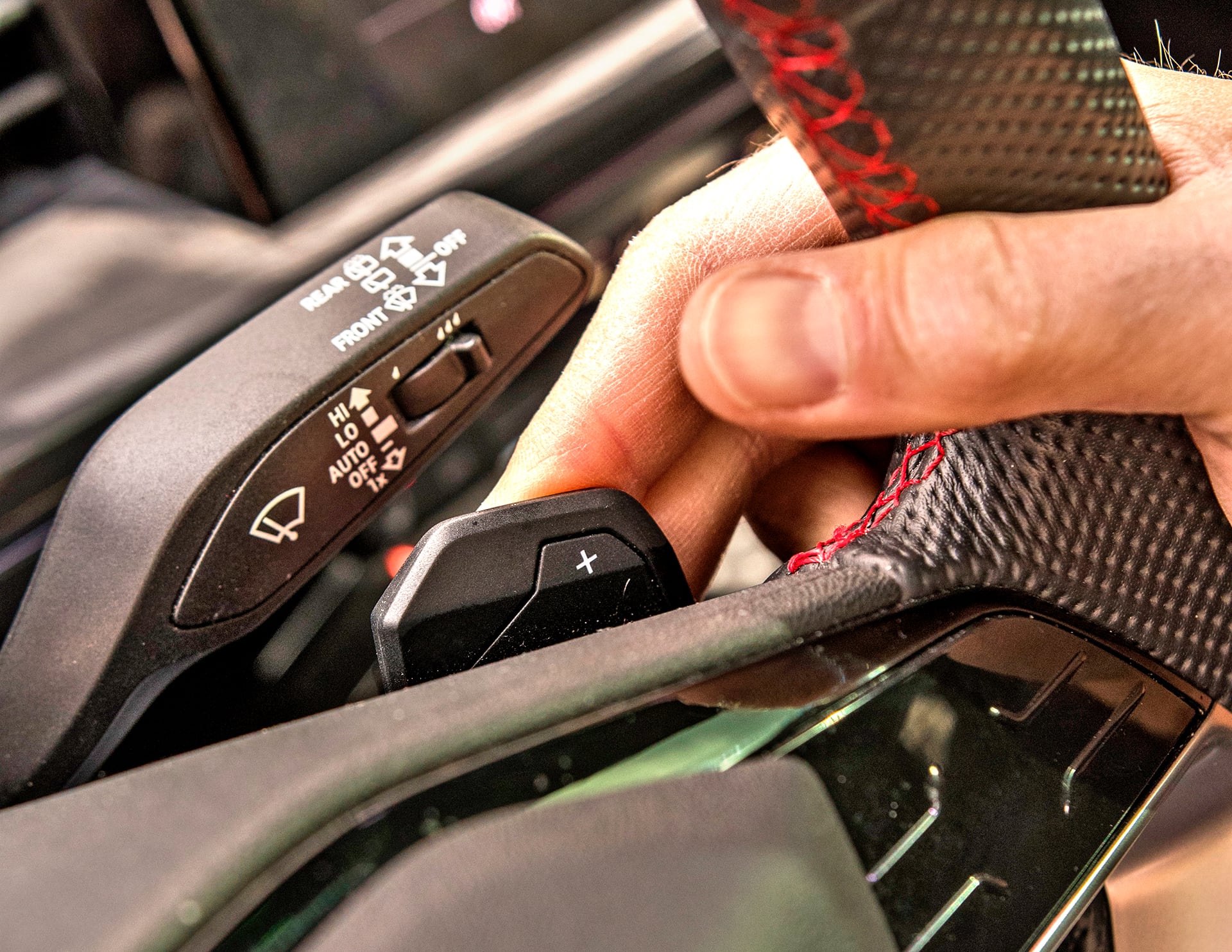 Audi Q4 e-tron 40 S line – łopatki przy kierownicy