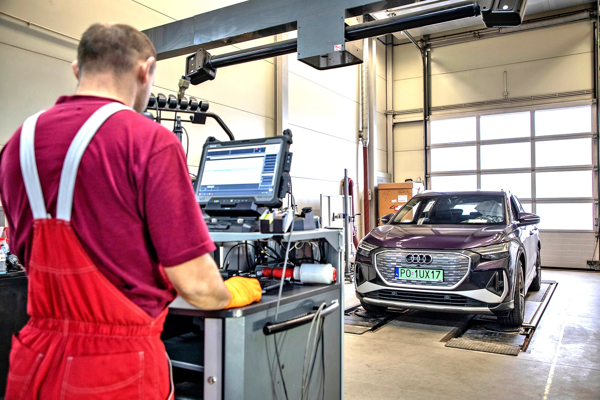 Audi Q4 e-tron 40 S line – przód, w serwisie