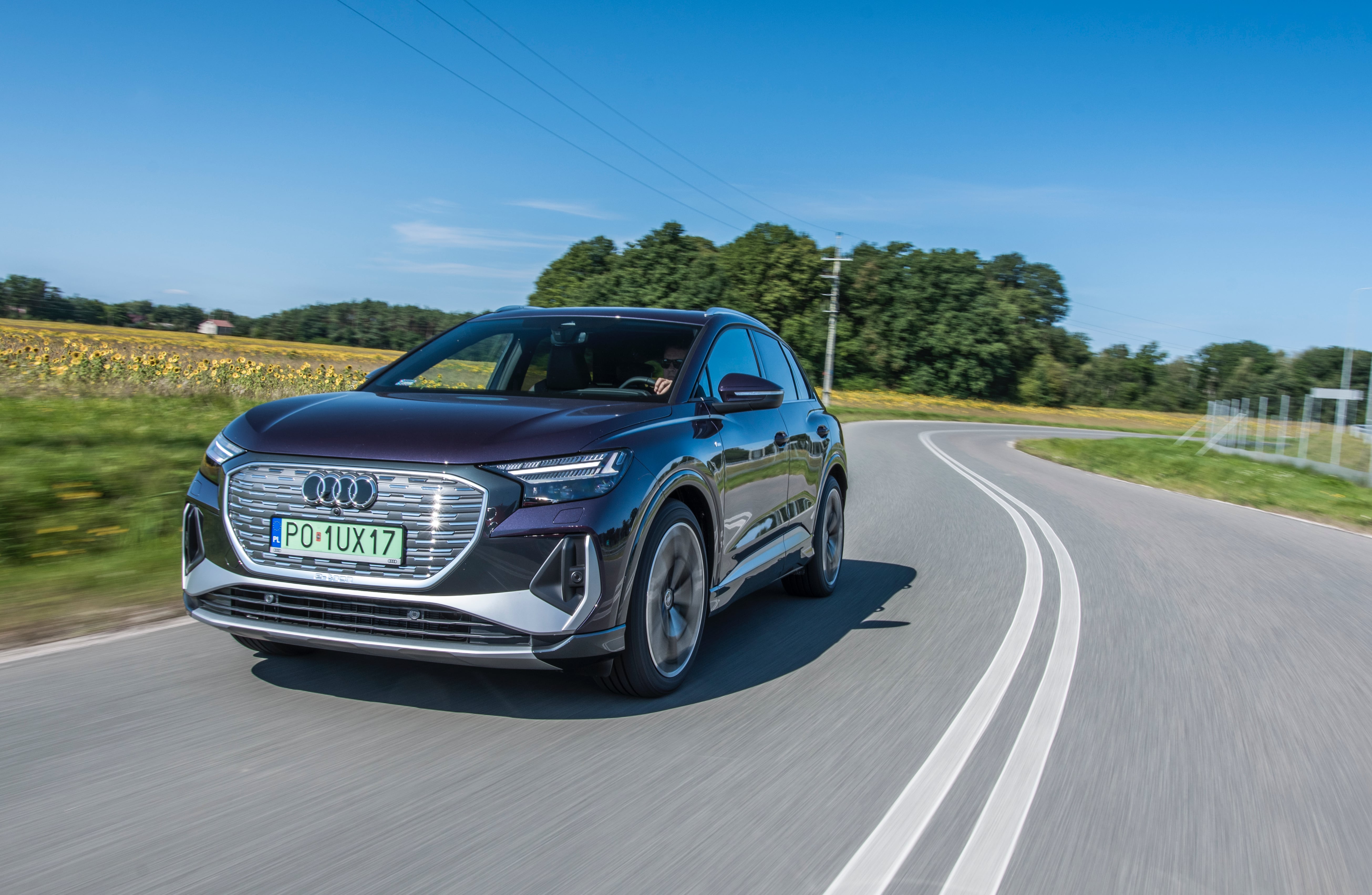 Audi Q4 e-tron 40 S line – przód na drodze asfaltowej
