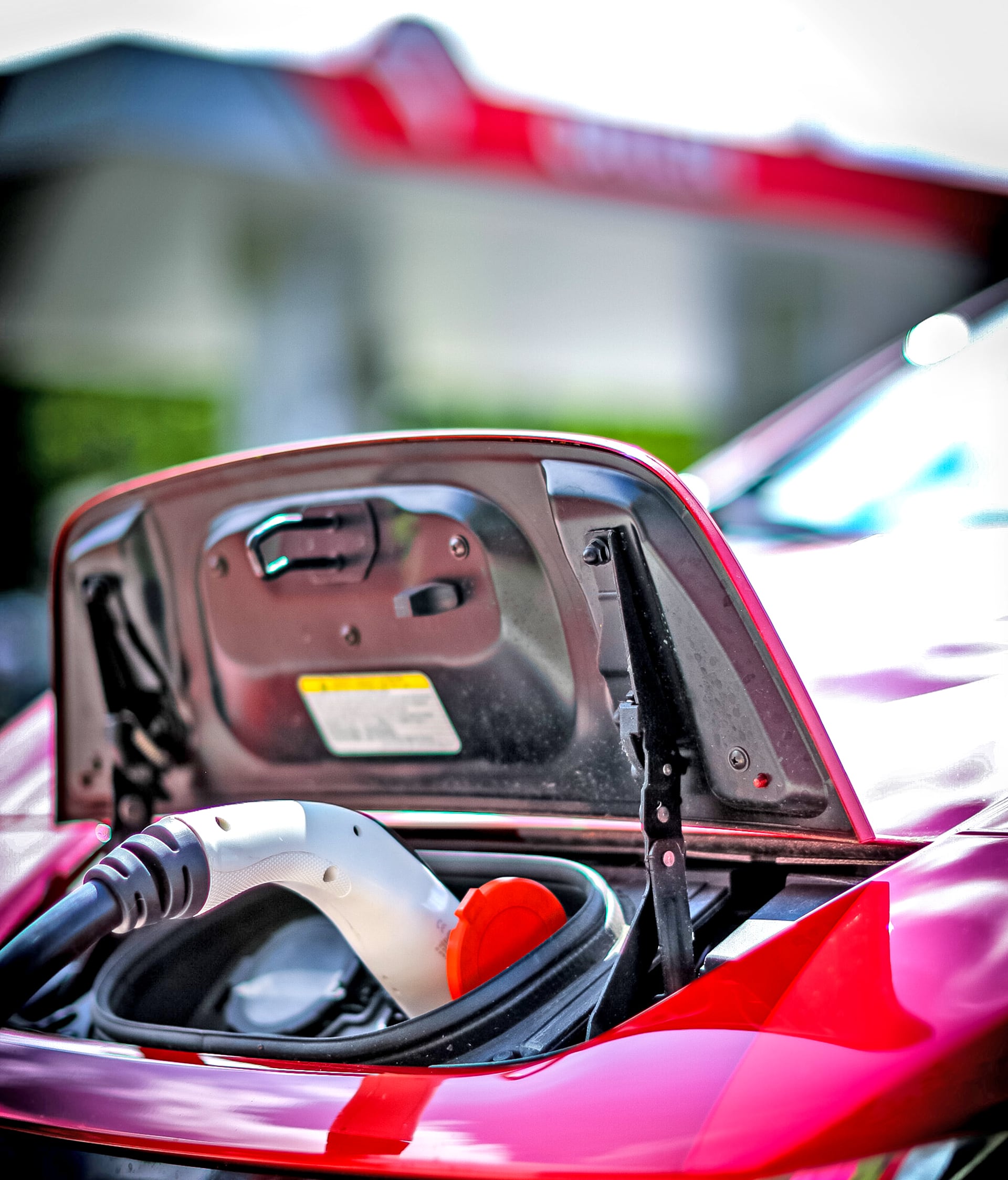 samochód elektryczny podczas ładowania