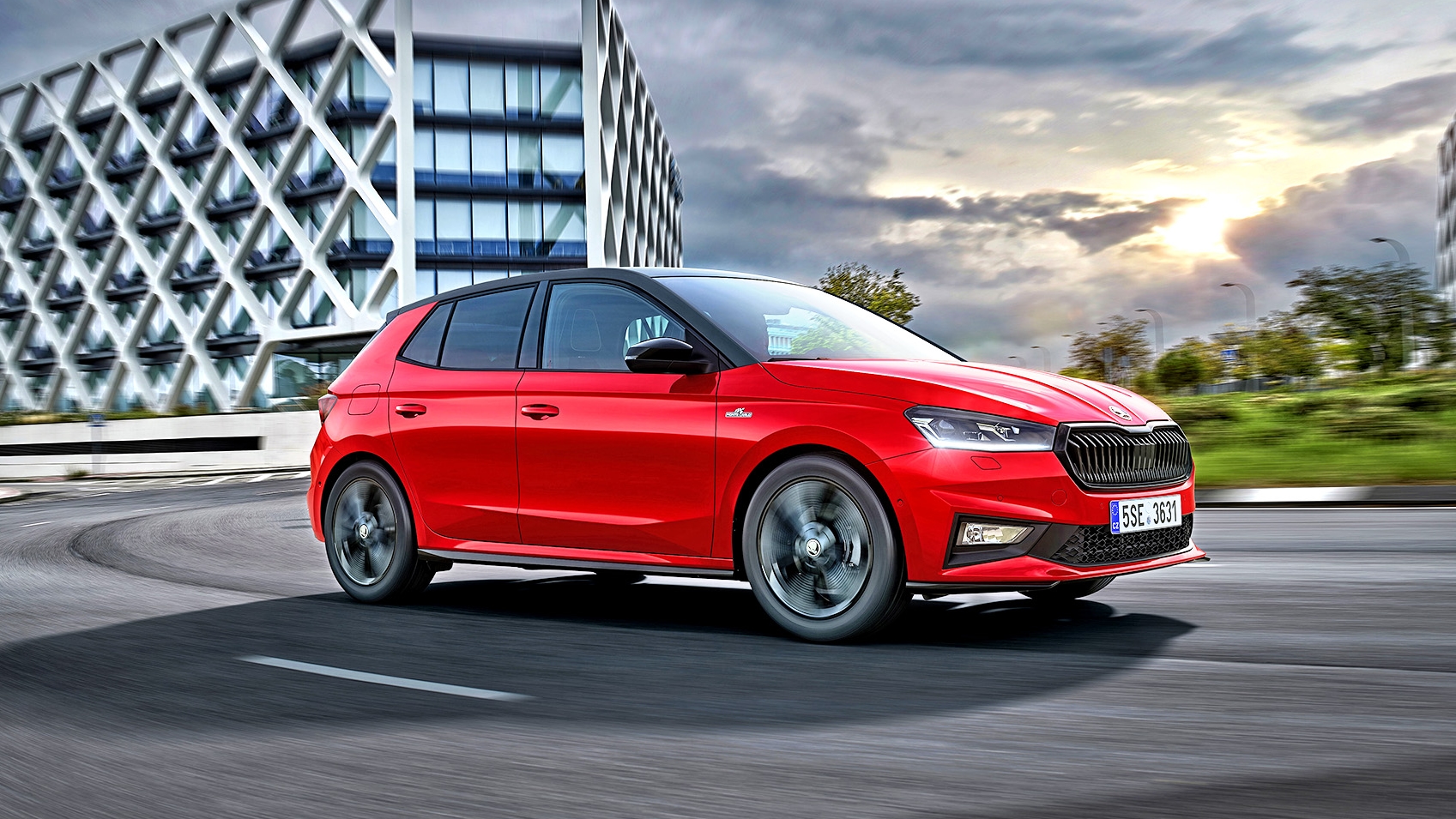 Skoda Fabia Monte Carlo bok i przód w ruchu