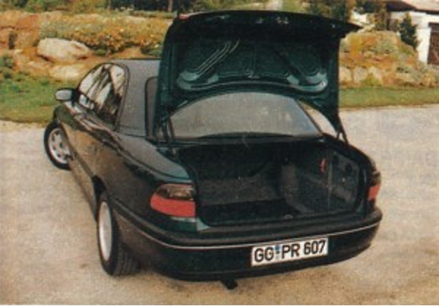 Opel Omega tył z otwartym bagażnikiem
