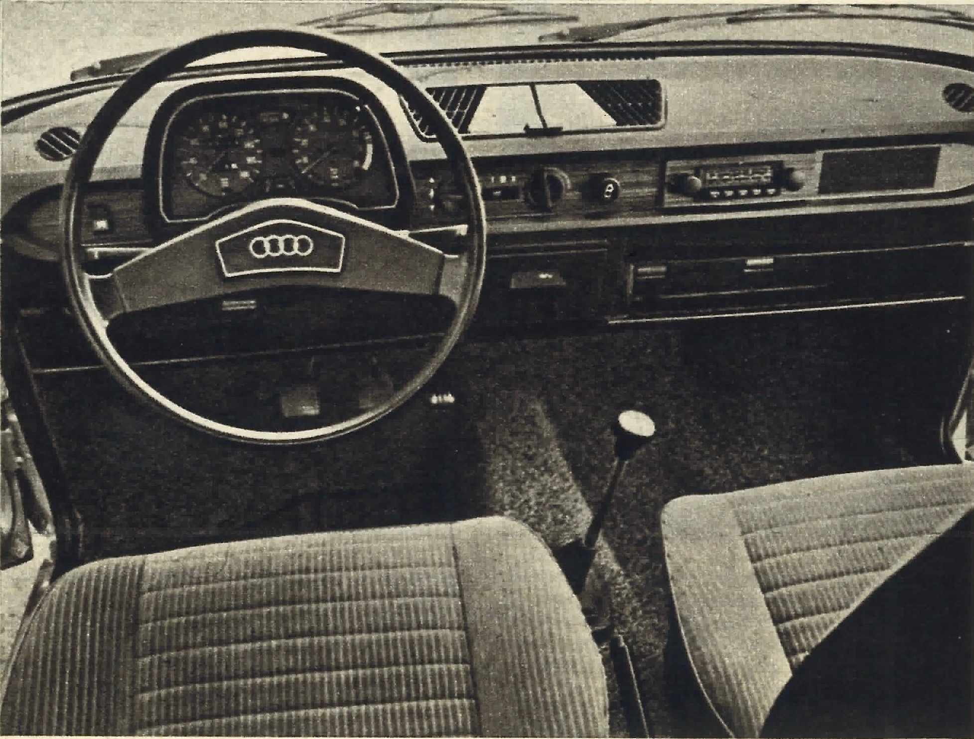 Audi 50 – deska rozdzielcza