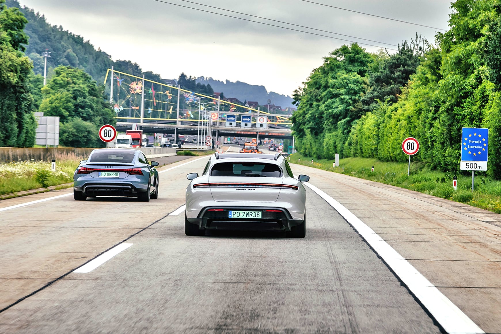 Audi e-tron GT quattro i Porsche Taycan GTS tyły – na drodze do granicy ze Słowenią